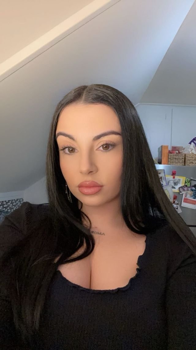Young MILF (Non-nude) #9LcIFEnV