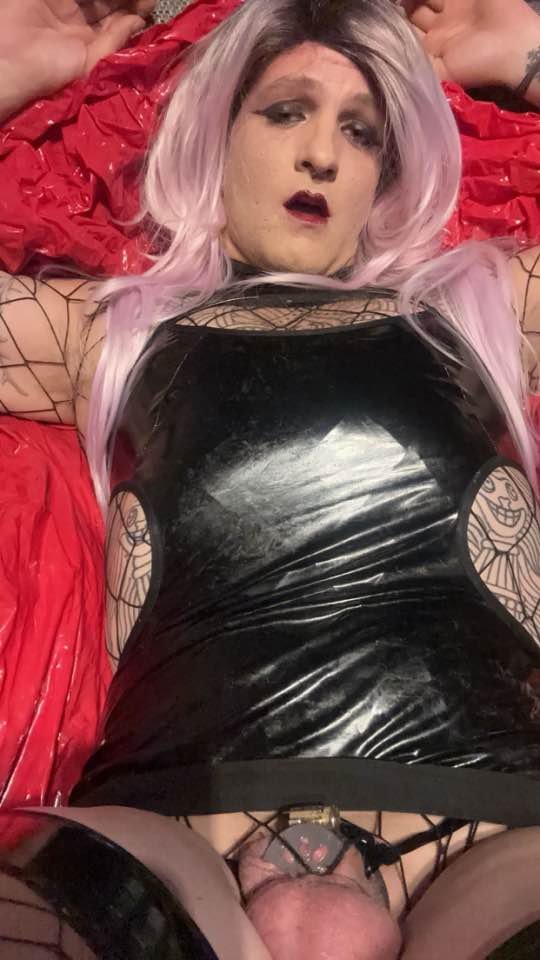 Tattooed Sissy Nikki can´t stop showing off for men. She loves Captions. Kik: sissysam4training (3.) #83UUq1iu