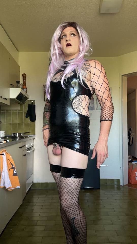 Tattooed Sissy Nikki can´t stop showing off for men. She loves Captions. Kik: sissysam4training (3.) #Lz9K2RNi