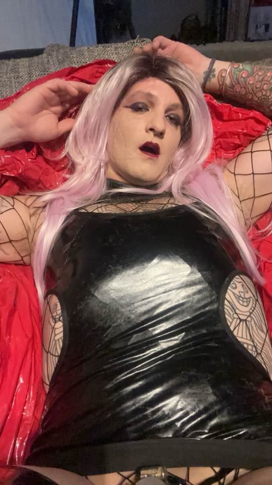 Tattooed Sissy Nikki can´t stop showing off for men. She loves Captions. Kik: sissysam4training (3.) #MUNOHyhc