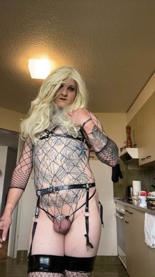 Tattooed Sissy Nikki can´t stop showing off for men. She loves Captions. Kik: sissysam4training (3.) #NOUwCMWV